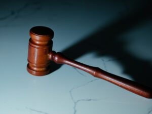 Adwokat w sprawach karnych – dlaczego profesjonalna obrona ma kluczowe znaczenie dla wyniku postępowania