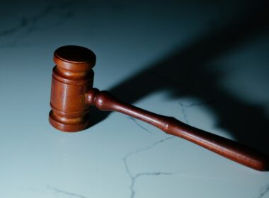 Adwokat w sprawach karnych – dlaczego profesjonalna obrona ma kluczowe znaczenie dla wyniku postępowania